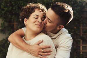 Casal LGBTQIAPN+ abraçados.